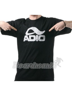 P�nsk� tri�ko Adio s potiskl�m logem na prsou. Materi�l 100% bavlna