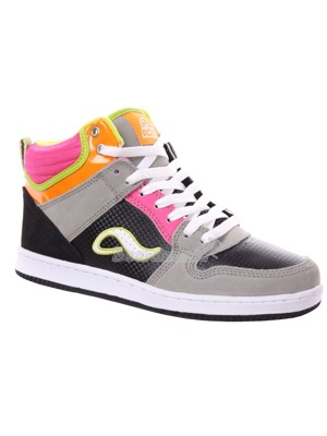 Kotn��kov� botky Adio pro holky. Velice n�padit� design, vypln�n� jazyk. V�razn� logo Adio na jazyku a na boku.  Materi�l: kombinace nubuku a syntetick� k��e.