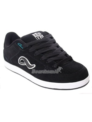Jeden z nej�sp�n�j��ch model� zna�ky Adio, spojen� klasick�ho tvaru se spoustou funk�n�ch vychyt�vek, ide�ln� volba na ka�dodenn� no�en� i do skateparku.