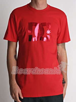 P�nsk� skate tri�ko s velk�m leskl�m logem DC na prsou. 
Materi�l: 100% bavlna