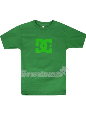 P�nsk� skate tri�ko s velk�m leskl�m logem DC na prsou. 
Materi�l: 100% bavlna