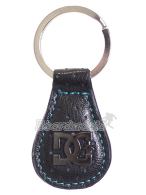 D�msk� kl��enka z imitace k��e s barevn�m podkladem a pro�it�m. Velk� kovov� logo DC.
