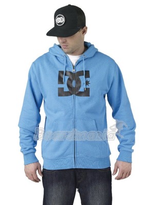Jednoduch� osv�d�en� p�nsk� zipov� mikina ve sv�tle modr� barv� s kapuc� a rozd�lenou klokan� kapsou. Velk� logo DC na prsou rozd�len� zipem. 
Materi�l: 80% bavlna, 20% polyester
