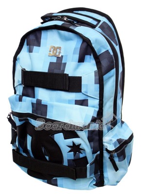 Skate batoh s popruhy pro upevn�n� desky. Mno�stv� odd�len�ch kapes a p�ihr�dek. Velk� logo DC na p�edn� spodn� kapse. 
Materi�l: 600D Polyester