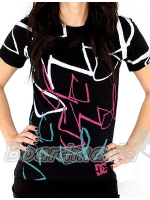 Elastick� d�msk� tri�ko klasick�ho st�ihu. Pestr� ��len� p�smo vyjad�uj�c� n�zev zna�ky DC Shoes. Mal� logo DC na lev�m boku. 
Materi�l: 100% bavlna