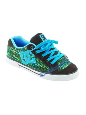 Výrazné boty DC Shoes zajímavého designu. Textilní povrch kombinovaný s velkým vyšitým logem DC, vulkanická podrážka, špička zpevněná broušenou kůží, kroužky v dírkách tkaniček a větrání na boku, méně masivní jazyk.