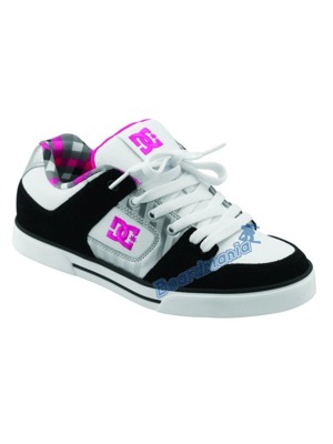 Vyšité DC logo na patě a na straně, černá podrážka s DC logem, mohutný polstrovaný jazyk, větrání na boku, obšití podrážky. Náhradní tkaničky.