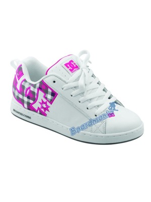 Dámské boty DC z hladké kůže. Výrazné logo DC na boku, malé logo na špičce, obšití kolem celé podrážky, velký polstrovaný jazyk.