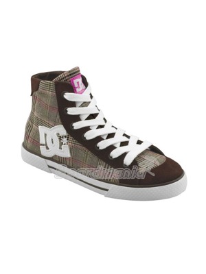 Kotn��kov� boty zna�ky DC Shoes. Vy�it� logo DC po stran�ch a na jazyku, origin�ln� barevn� kombinace. Textiln� povrch, zpevn�n� �pi�ka. Podr�ka vyroben� vulkanizac� m� zv��enou odolnost proti obrou�en� p�i ch�zi i j�zd�