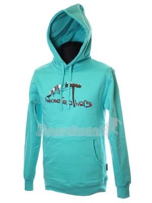 Streetov� mikina s klokankou a kapuc� na tkani�ku. Na hrudi origin�ln� potisk s motivem pt�k� a log HF sed�c�ch na sloupu s elektrick�mi dr�ty. Pod nimi velk� n�pis Horsefeathers. Z��en� st�ih.