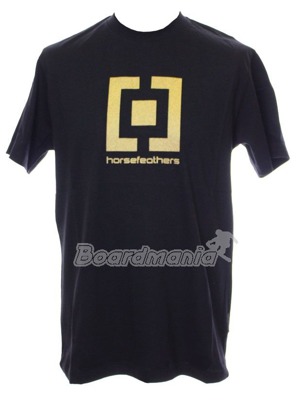 Bavln�n�, jednoduch� tri�ko s kr�tk�m ruk�vem a velk�m zlat�m logem HF, pod logem n�pis Horsefeathers.