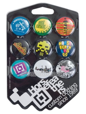 Sada 9 designov� poti�t�n�ch placek s obr�zky, n�pisy a logy Horsefeathers.