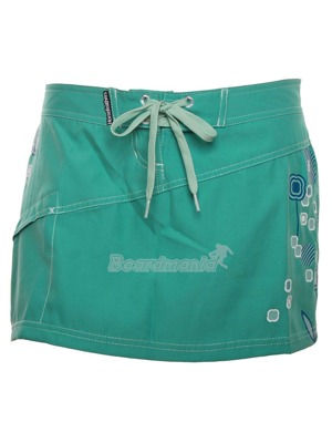 Letn� suk�nka s postrann� kapsou a potiskem. 
�n�rov�n� u pasu. 
Materi�l: 100% polyester