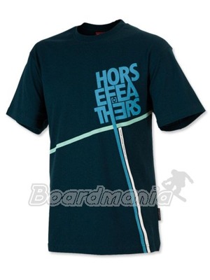 P�nsk� tri�ko s n�pisem Horsefeathers a designov�mi prou�ky na p�edn� stran� tvo�� velmi origin�ln� vzhled.