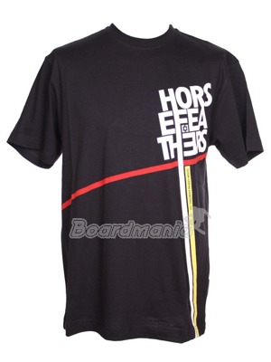 P�nsk� tri�ko s n�pisem Horsefeathers a designov�mi prou�ky na p�edn� stran� tvo�� velmi origin�ln� vzhled.