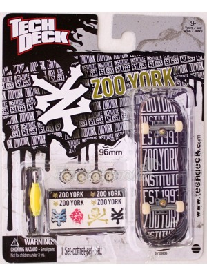 Klasick� fingerboard velikosti 96mm se zna�kov�m logem. Odoln� grip s logem TechDeck. P��slu�enstv� obsahuje n�hradn� kole�ka s logem, n�lepky a �roubov�k s imbusem.
